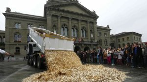 Activistas a favor de la renta básica, descargando un camión de monedas en Berna